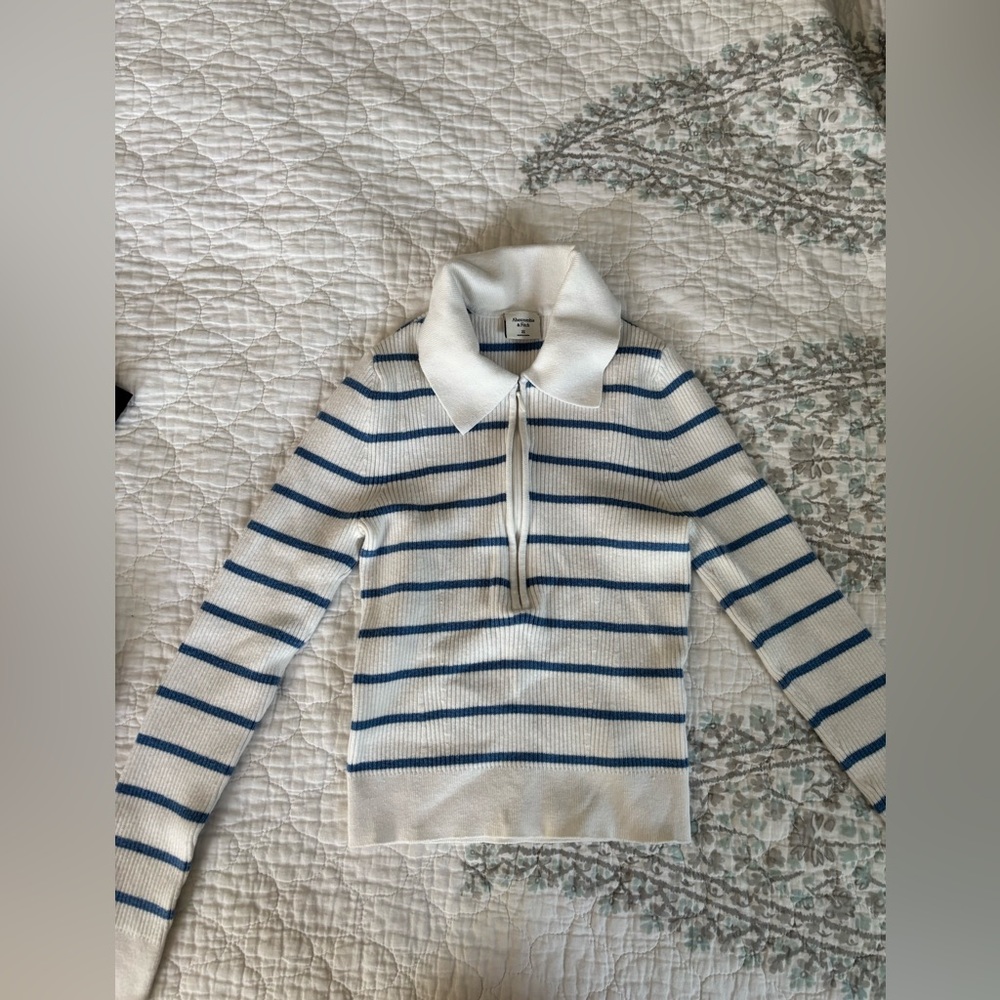 Abercrombie & Fitch White and Blue long sleeve